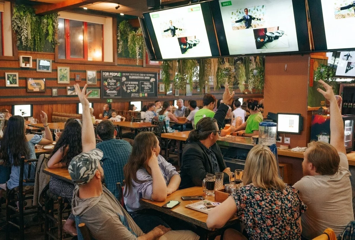 Интерьер/Экстерьер/Банкетная зона/Бар/Стол для двоих/Вход/Главный зал/Lounge зона бар For People фото