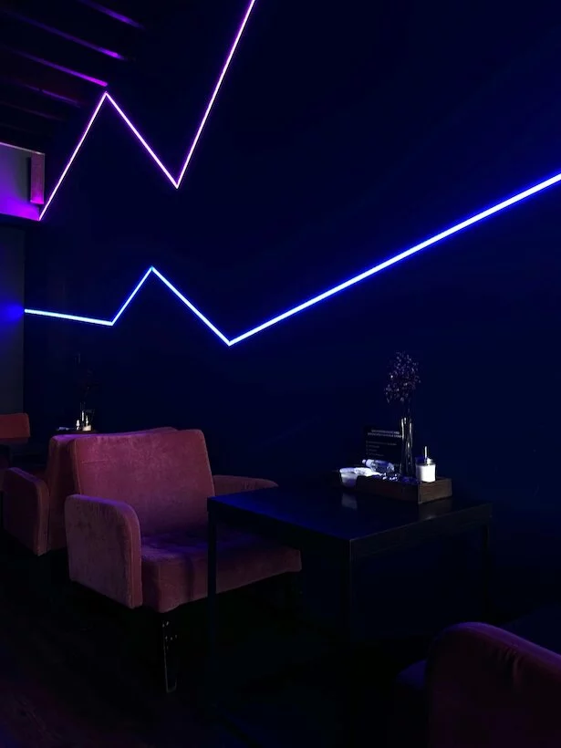 Интерьер/Экстерьер/Банкетная зона/Бар/Стол для двоих/Вход/Главный зал/Lounge зона лаунж Hills фото