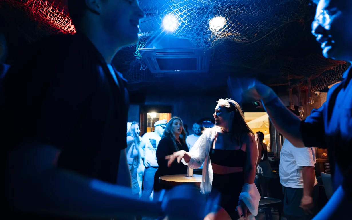 Интерьер/Экстерьер/Банкетная зона/Бар/Стол для двоих/Вход/Главный зал/Lounge зона бар Моряк и чайка фото