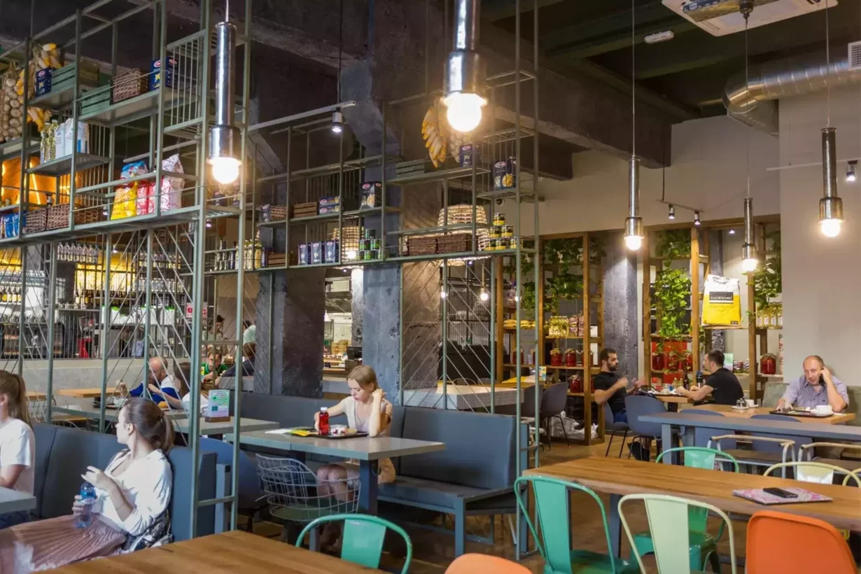 Интерьер/Экстерьер/Банкетная зона/Бар/Стол для двоих/Вход/Главный зал/Lounge зона кафе Петрушка фото