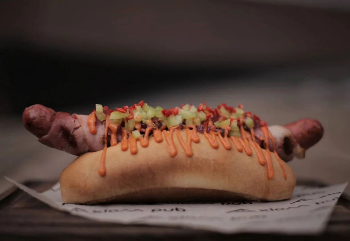 Интерьер/Экстерьер/Банкетная зона/Бар/Стол для двоих/Вход/Главный зал/Lounge зона паб Axiom Pub фото