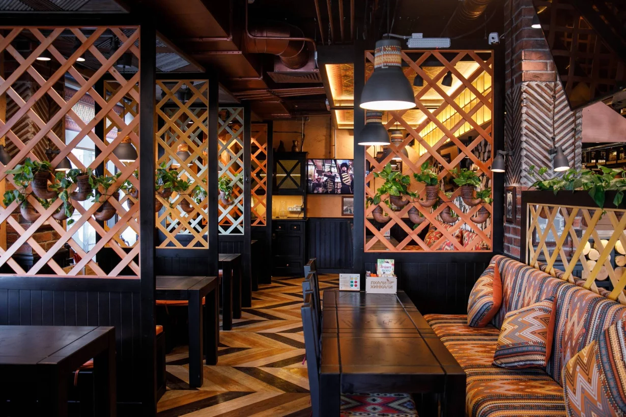 Интерьер/Экстерьер/Банкетная зона/Бар/Стол для двоих/Вход/Главный зал/Lounge зона ресторан ПхалиХинкали фото