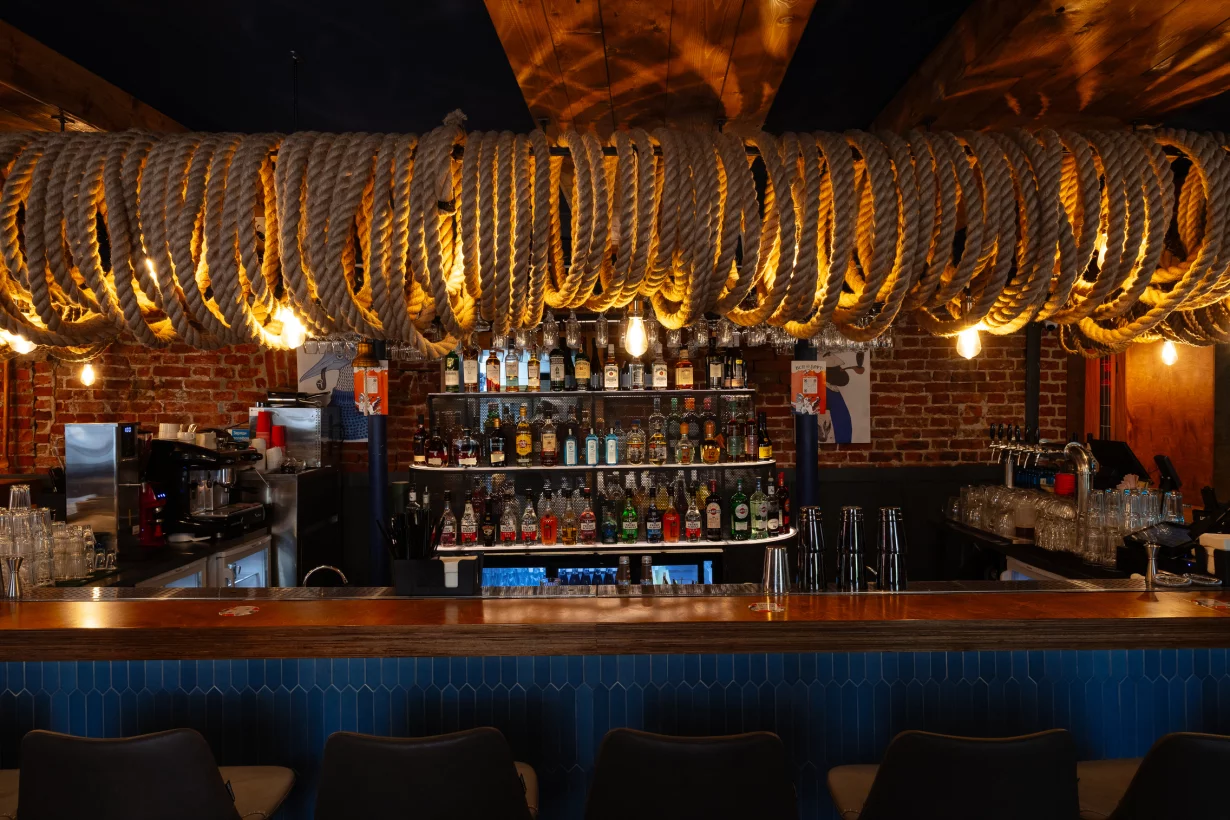 Интерьер/Экстерьер/Банкетная зона/Бар/Стол для двоих/Вход/Главный зал/Lounge зона бар Моряк и чайка фото