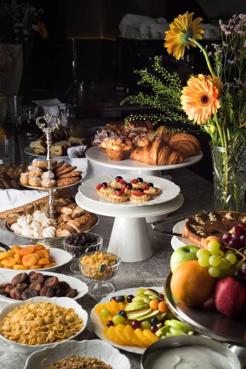 Интерьер/Экстерьер/Банкетная зона/Бар/Стол для двоих/Вход/Главный зал/Lounge зона ресторан Гимназистка фото