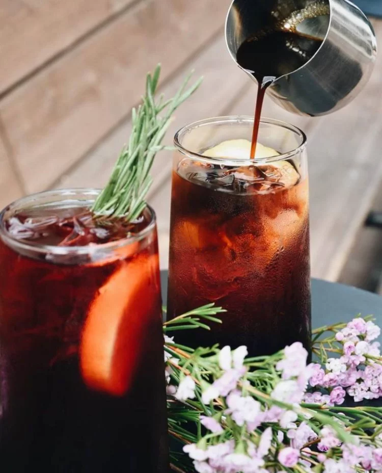 Интерьер/Экстерьер/Банкетная зона/Бар/Стол для двоих/Вход/Главный зал/Lounge зона кофейня Surf Coffee X Navaginskaya фото