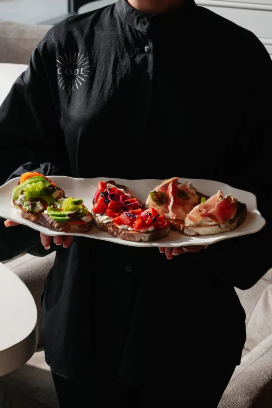 Интерьер/Экстерьер/Банкетная зона/Бар/Стол для двоих/Вход/Главный зал/Lounge зона ресторан Code фото