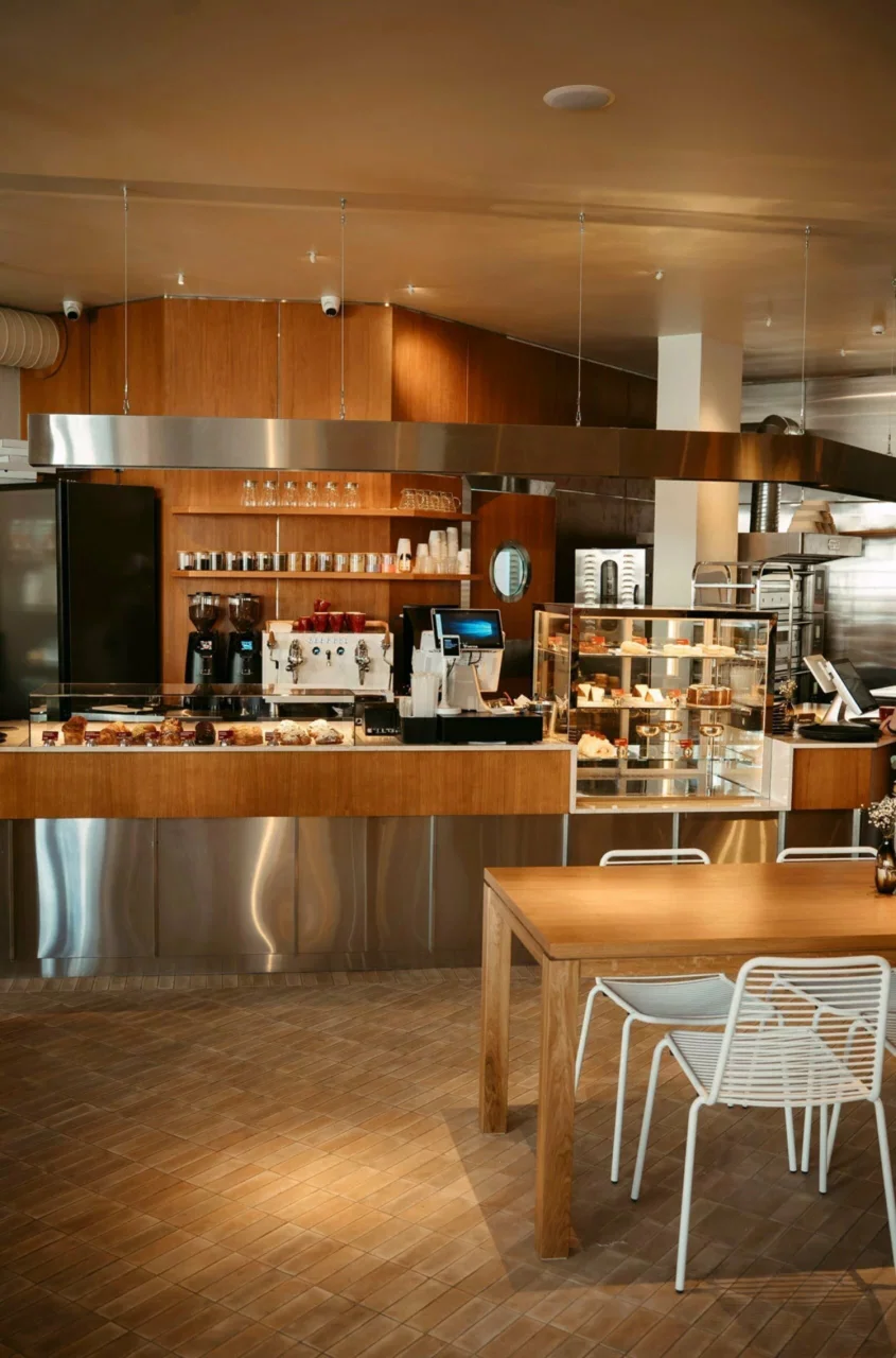 Интерьер/Экстерьер/Банкетная зона/Бар/Стол для двоих/Вход/Главный зал/Lounge зона кафе Скрэмбл фото