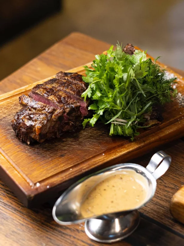 Интерьер/Экстерьер/Банкетная зона/Бар/Стол для двоих/Вход/Главный зал/Lounge зона стейк-хаус Рыбы нет фото