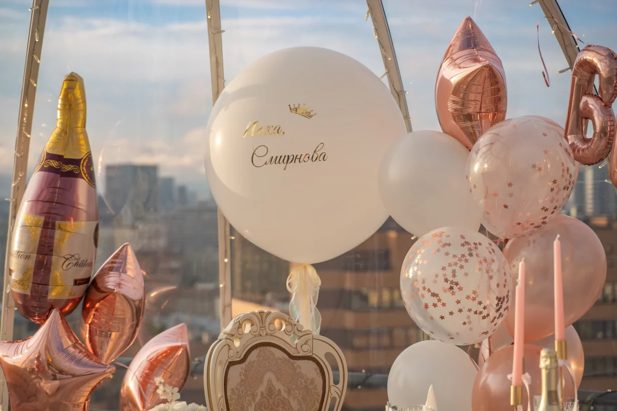 Интерьер/Экстерьер/Банкетная зона/Бар/Стол для двоих/Вход/Главный зал/Lounge зона лофт One Love фото