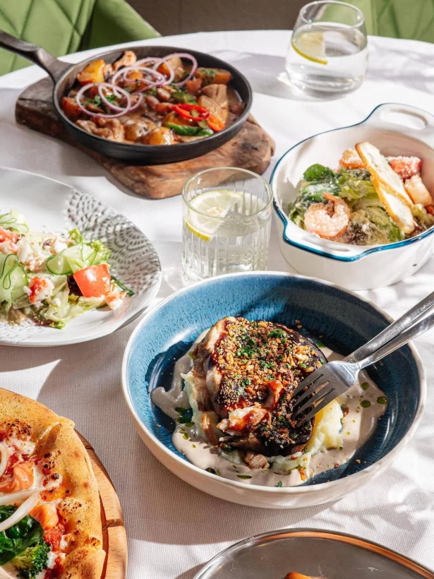 Интерьер/Экстерьер/Банкетная зона/Бар/Стол для двоих/Вход/Главный зал/Lounge зона ресторан Город 812 фото