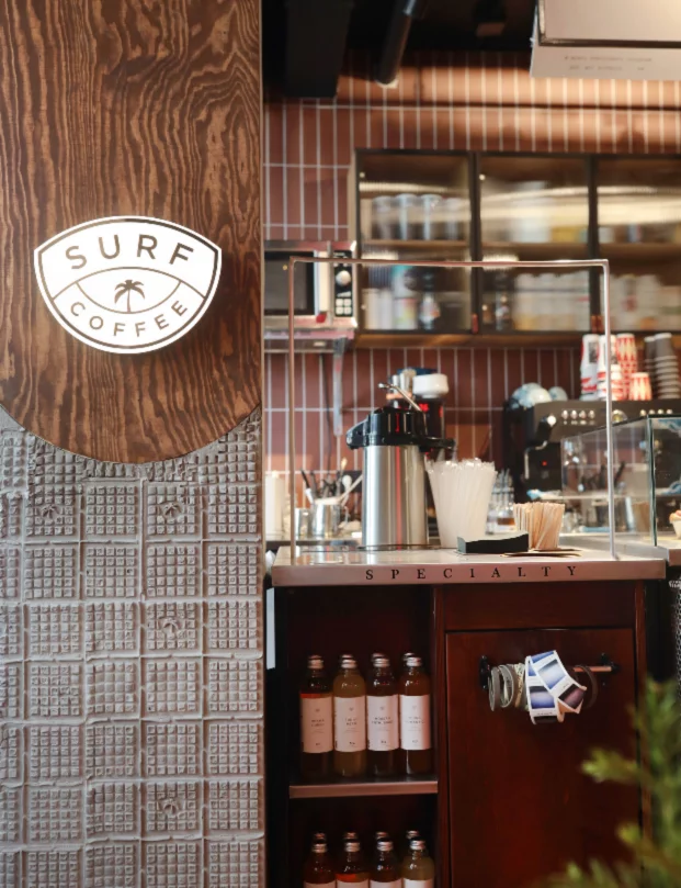 Интерьер/Экстерьер/Банкетная зона/Бар/Стол для двоих/Вход/Главный зал/Lounge зона кофейня Surf Coffee X Lights фото