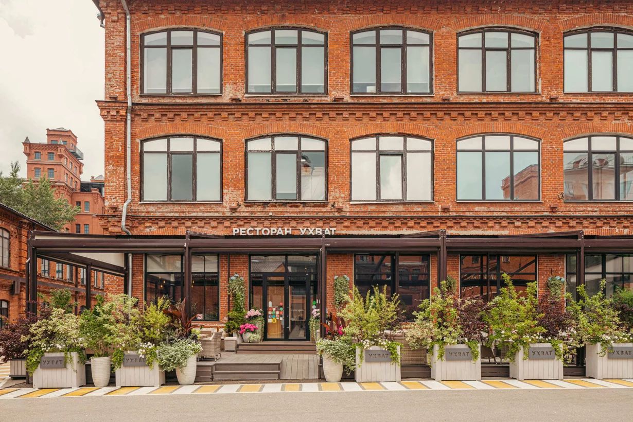 Интерьер/Экстерьер/Банкетная зона/Бар/Стол для двоих/Вход/Главный зал/Lounge зона ресторан Uhvat фото