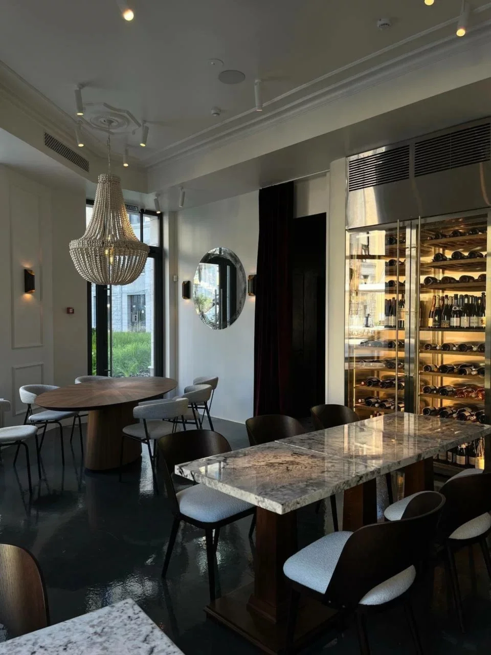 Интерьер/Экстерьер/Банкетная зона/Бар/Стол для двоих/Вход/Главный зал/Lounge зона кафе Cherchez Bistrot фото