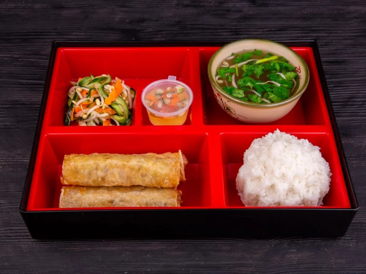 Интерьер/Экстерьер/Банкетная зона/Бар/Стол для двоих/Вход/Главный зал/Lounge зона кафе Pho Viet фото