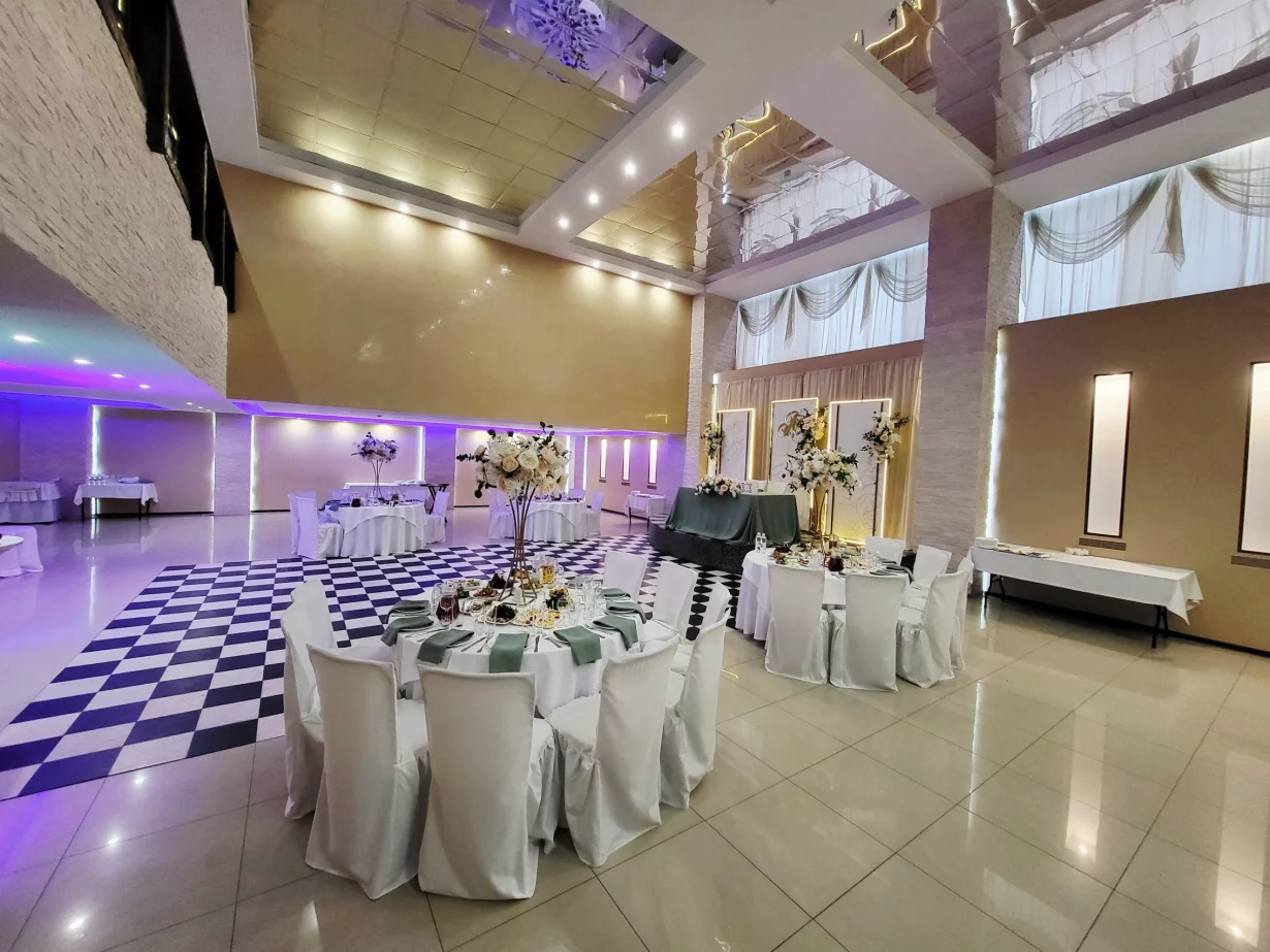 Интерьер/Экстерьер/Банкетная зона/Бар/Стол для двоих/Вход/Главный зал/Lounge зона кафе Яшма фото