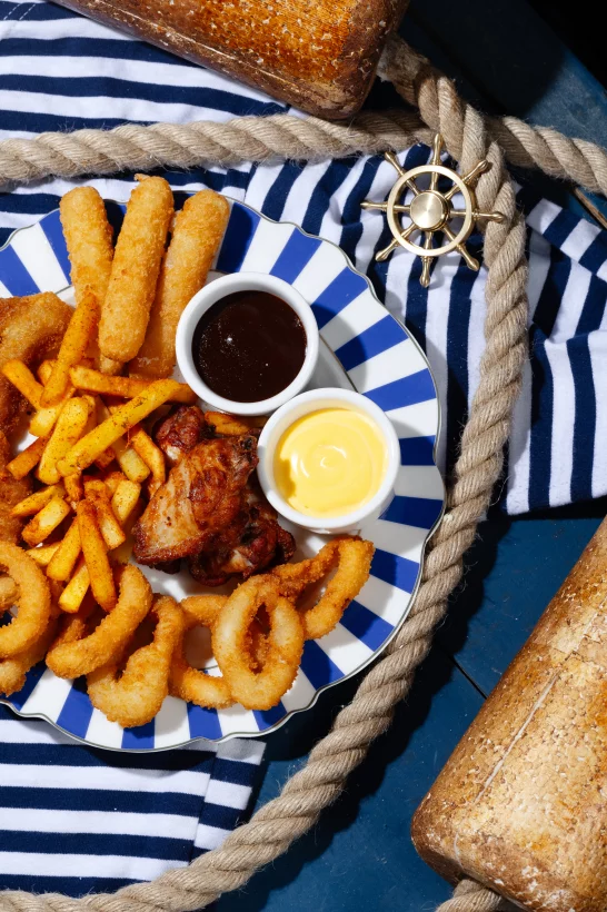 Интерьер/Экстерьер/Банкетная зона/Бар/Стол для двоих/Вход/Главный зал/Lounge зона бар Моряк и чайка фото