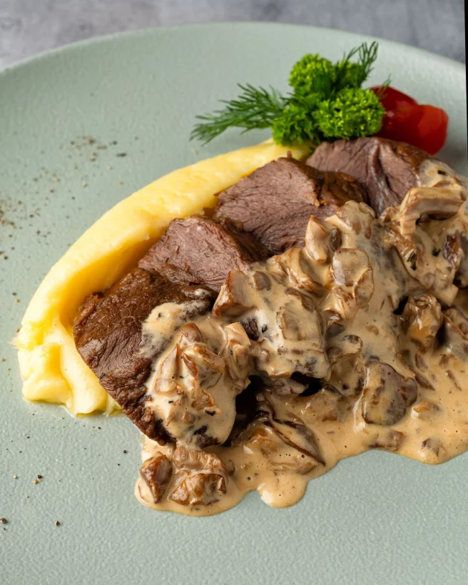 Интерьер/Экстерьер/Банкетная зона/Бар/Стол для двоих/Вход/Главный зал/Lounge зона кафе Егерь фото