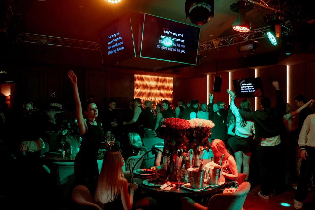 Интерьер/Экстерьер/Банкетная зона/Бар/Стол для двоих/Вход/Главный зал/Lounge зона караоке-клуб Grammy's Караоке фото