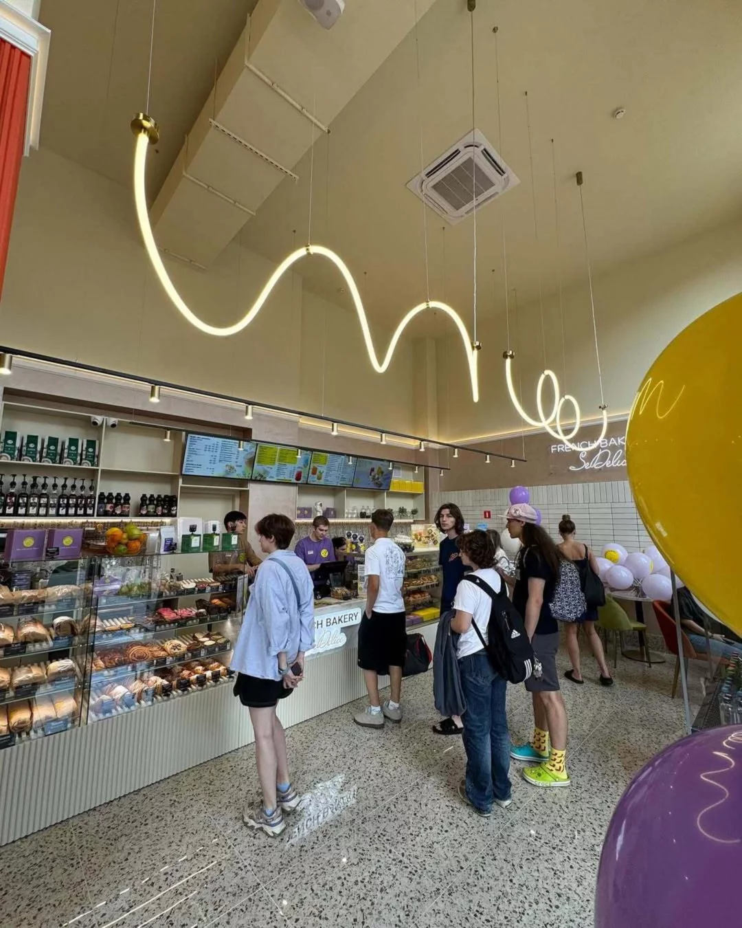 Интерьер/Экстерьер/Банкетная зона/Бар/Стол для двоих/Вход/Главный зал/Lounge зона кафе French Bakery Sedelice фото