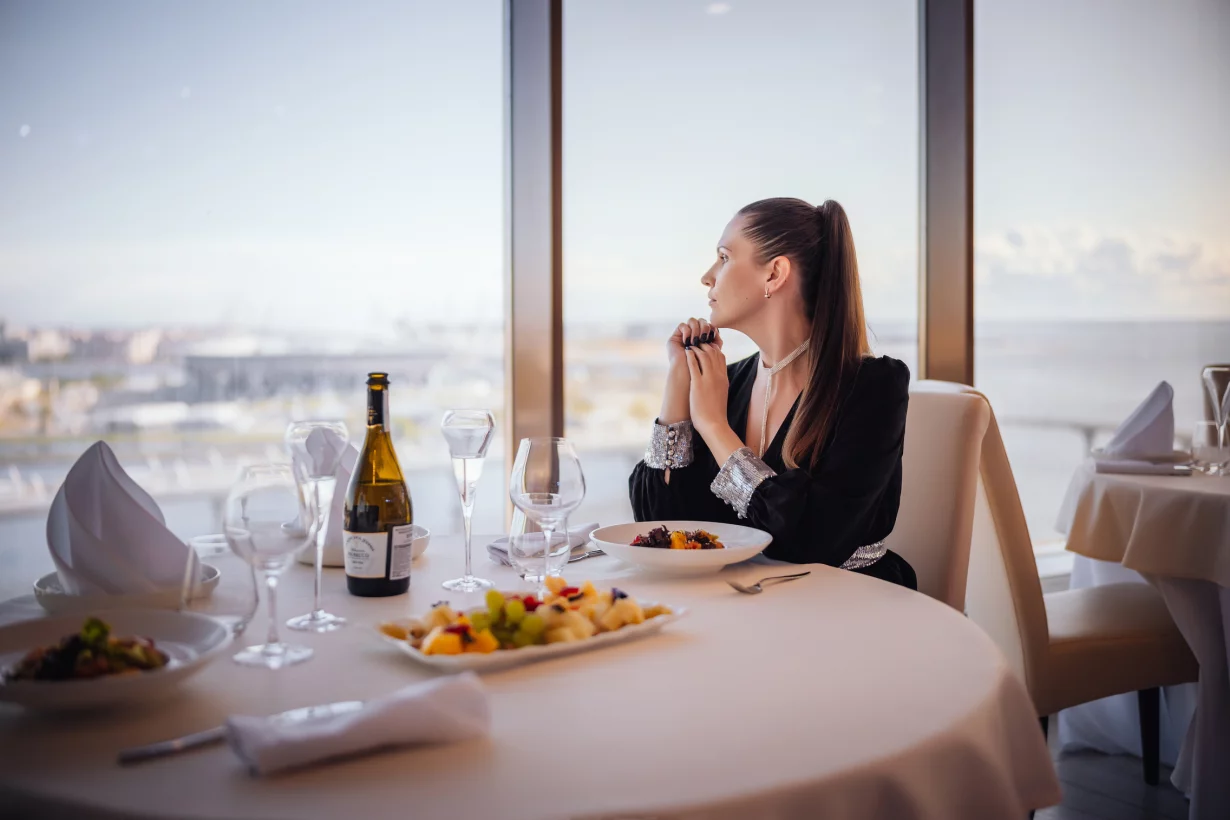Интерьер/Экстерьер/Банкетная зона/Бар/Стол для двоих/Вход/Главный зал/Lounge зона ресторан Пространство 360 фото