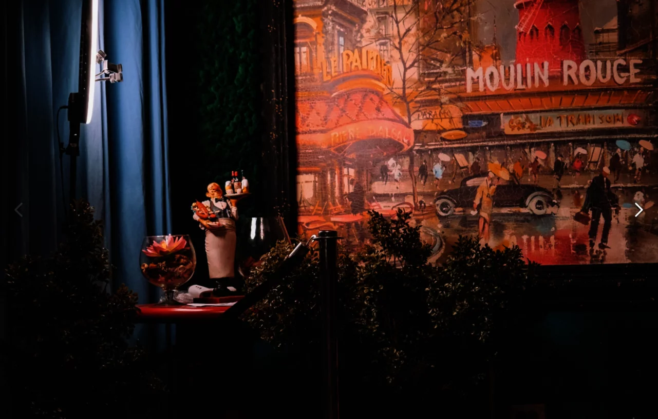 Интерьер/Экстерьер/Банкетная зона/Бар/Стол для двоих/Вход/Главный зал/Lounge зона ресторан Moulin Rouge фото