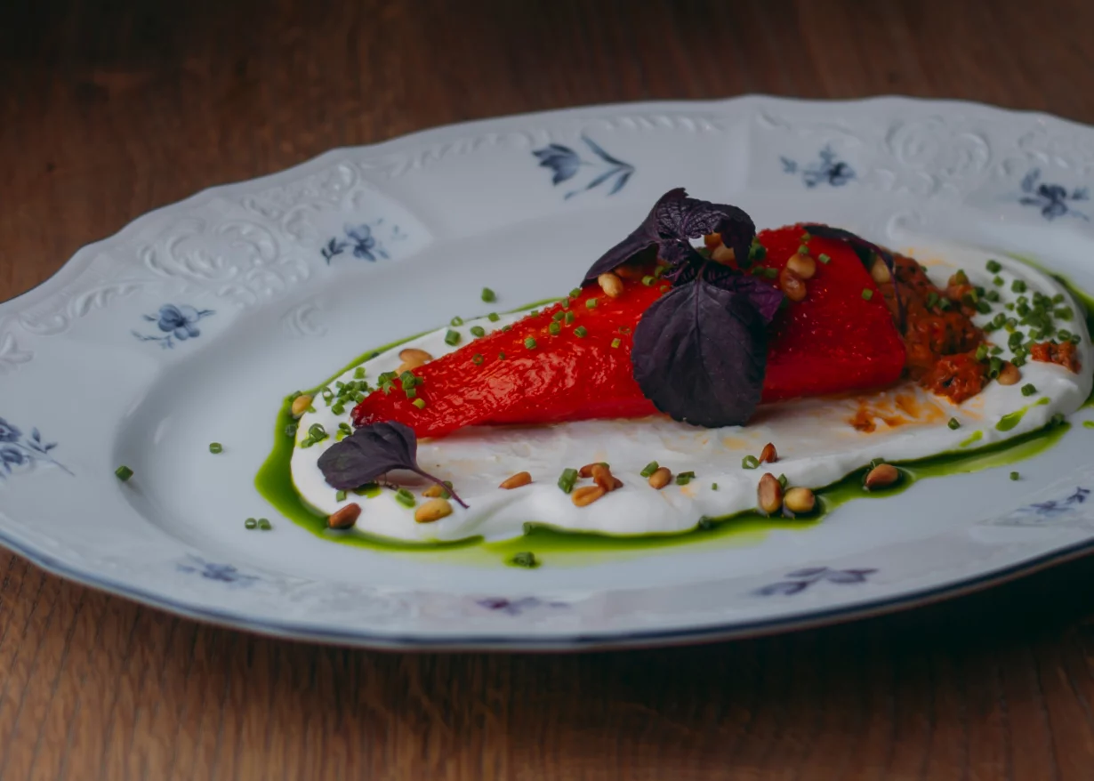 Интерьер/Экстерьер/Банкетная зона/Бар/Стол для двоих/Вход/Главный зал/Lounge зона ресторан Берег фото