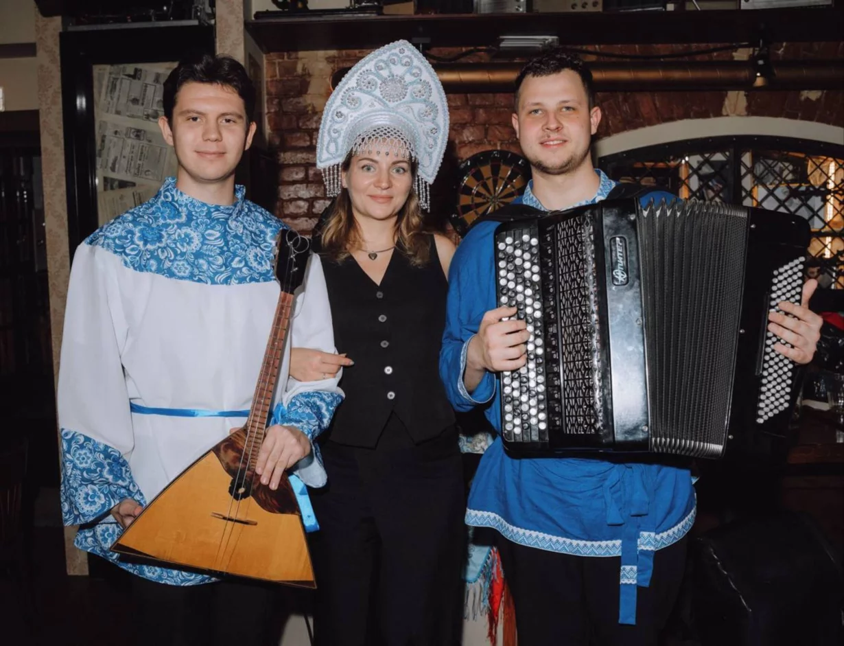 Интерьер/Экстерьер/Банкетная зона/Бар/Стол для двоих/Вход/Главный зал/Lounge зона бар Karabas bar фото