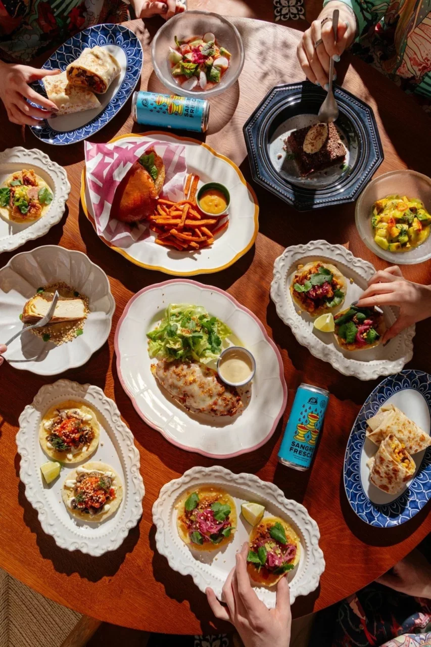 Интерьер/Экстерьер/Банкетная зона/Бар/Стол для двоих/Вход/Главный зал/Lounge зона ресторан Paloma Cantina фото