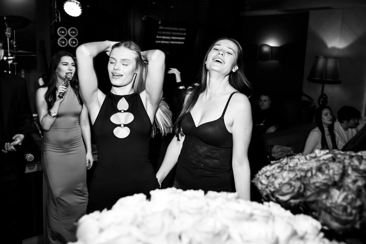 Интерьер/Экстерьер/Банкетная зона/Бар/Стол для двоих/Вход/Главный зал/Lounge зона караоке-клуб Grammy's Караоке фото