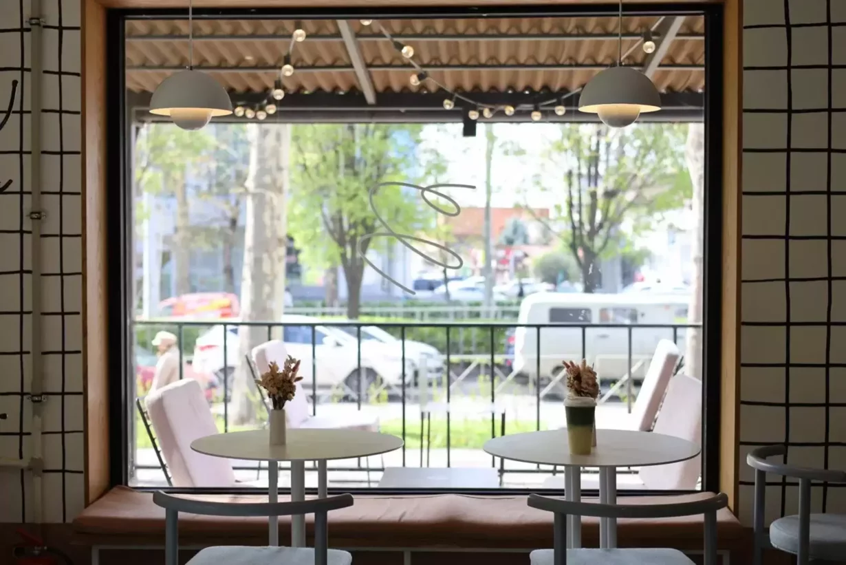 Интерьер/Экстерьер/Банкетная зона/Бар/Стол для двоих/Вход/Главный зал/Lounge зона кофейня Зацепи Кофе фото