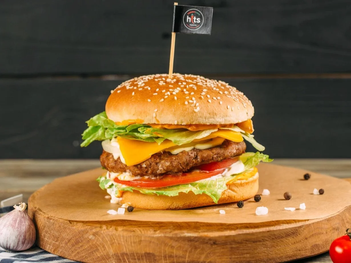 Интерьер/Экстерьер/Банкетная зона/Бар/Стол для двоих/Вход/Главный зал/Lounge зона служба доставки Шашлык Хитс фото