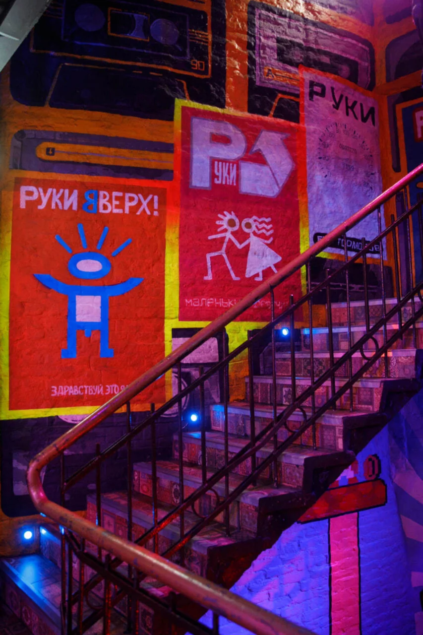 Интерьер/Экстерьер/Банкетная зона/Бар/Стол для двоих/Вход/Главный зал/Lounge зона ресторан Руки ВВерх! Бар Невский проспект фото