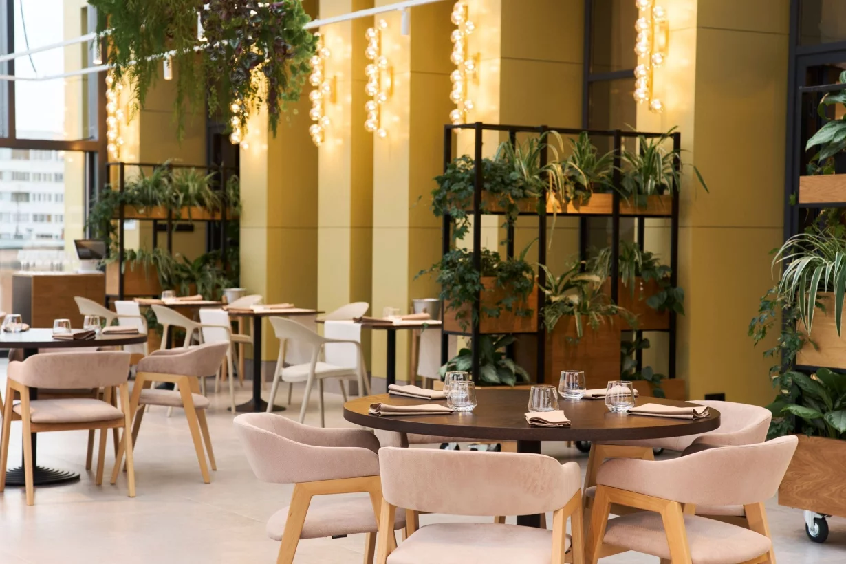 Интерьер/Экстерьер/Банкетная зона/Бар/Стол для двоих/Вход/Главный зал/Lounge зона ресторан Луч фото