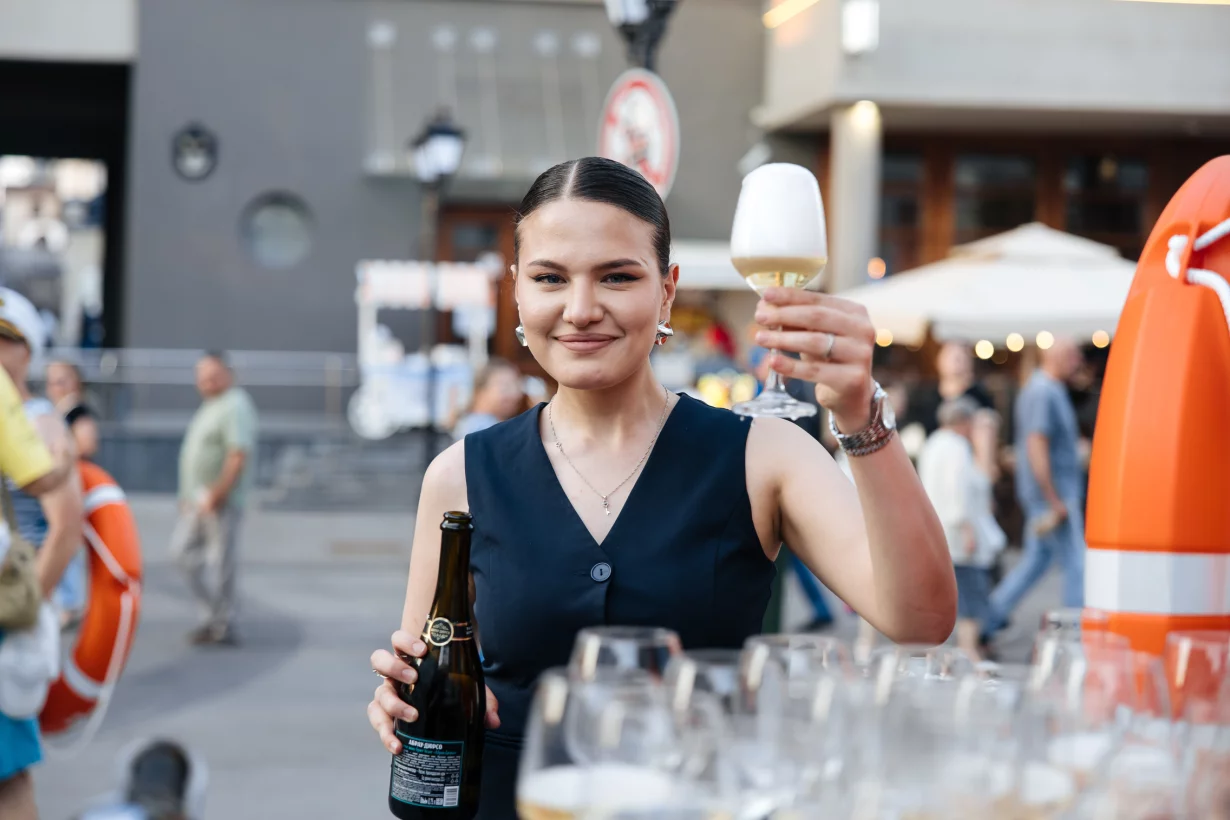 Интерьер/Экстерьер/Банкетная зона/Бар/Стол для двоих/Вход/Главный зал/Lounge зона бар Моряк и чайка фото