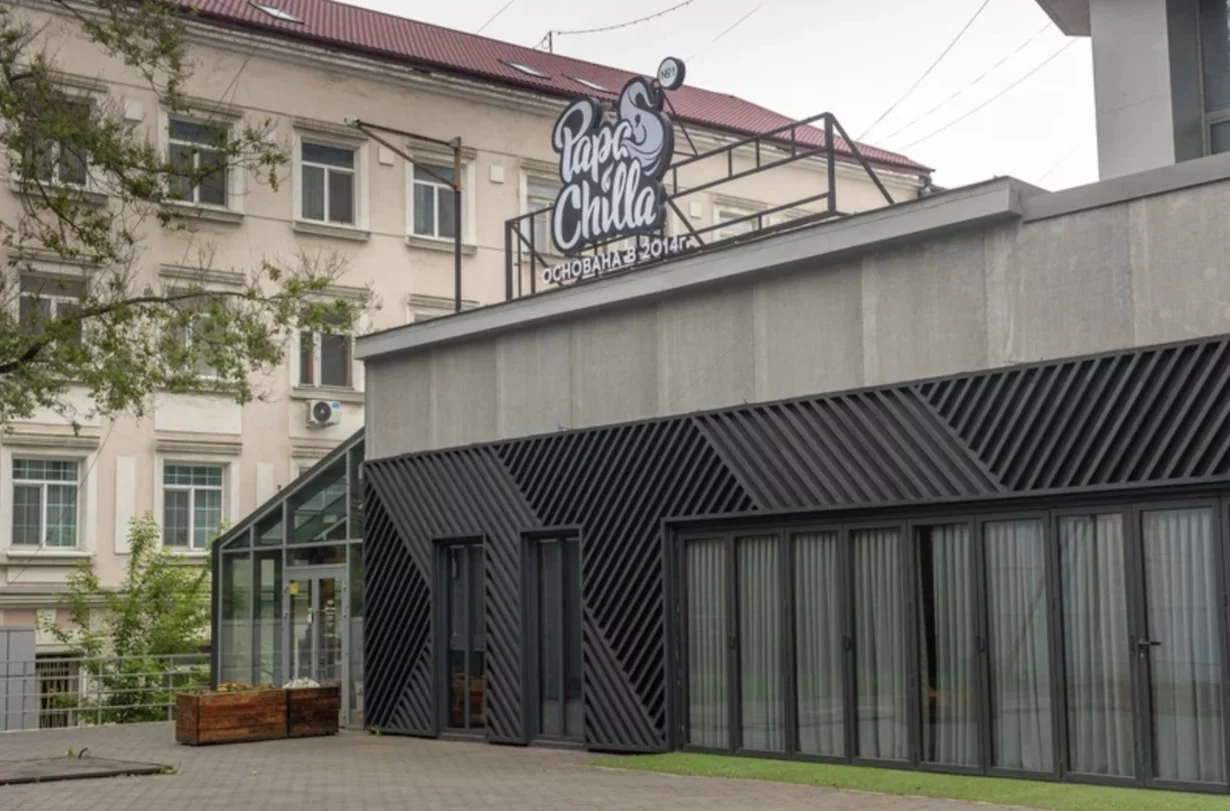 Интерьер/Экстерьер/Банкетная зона/Бар/Стол для двоих/Вход/Главный зал/Lounge зона кальянная Papa's Chilla фото