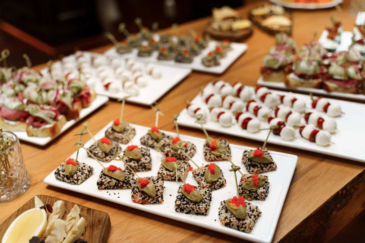 Интерьер/Экстерьер/Банкетная зона/Бар/Стол для двоих/Вход/Главный зал/Lounge зона бар Wine Story фото