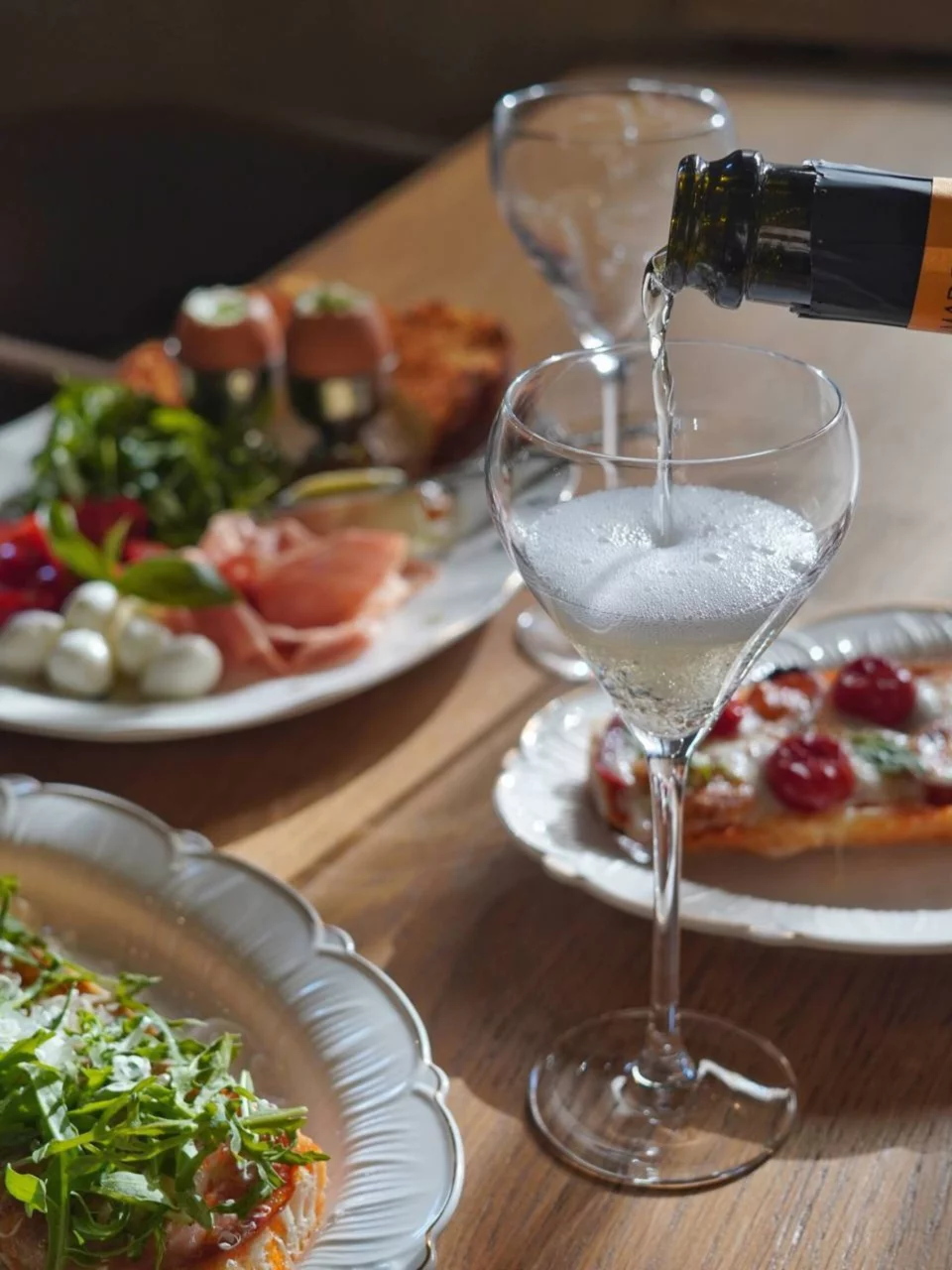 Интерьер/Экстерьер/Банкетная зона/Бар/Стол для двоих/Вход/Главный зал/Lounge зона ресторан Airy фото